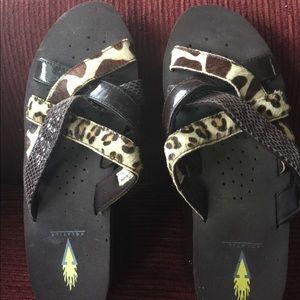 Volatile multipoint sandals